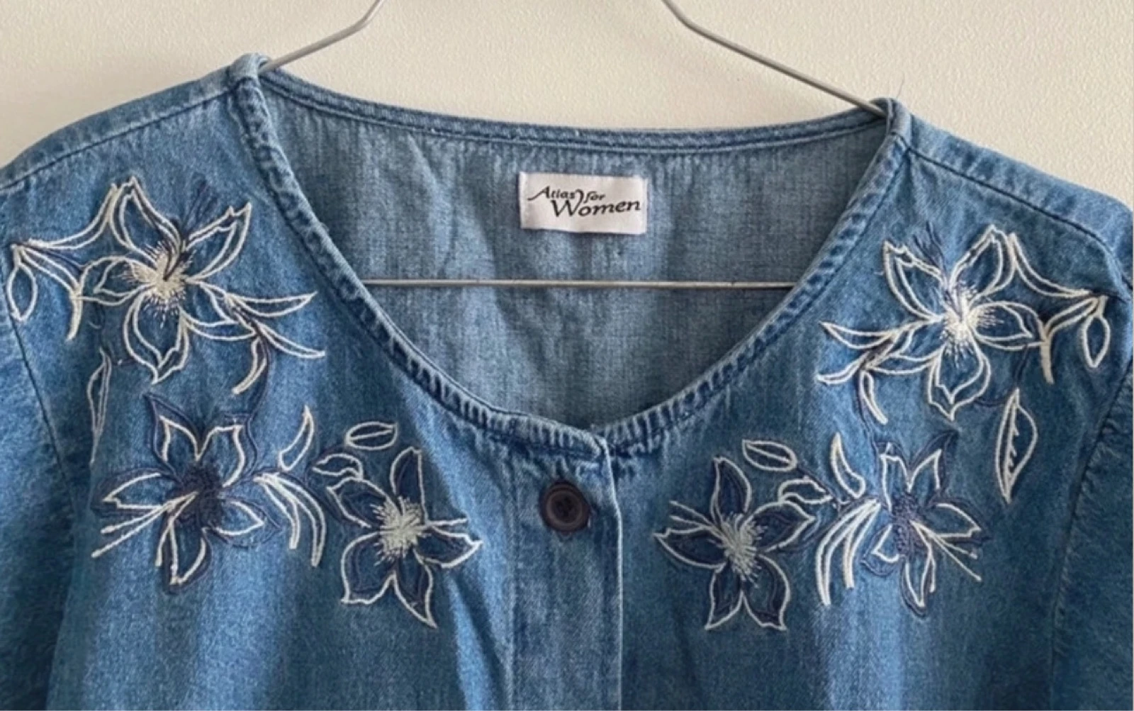 Blusa de manga corta Atlas para mujer con bordado de flores azules – photo 2